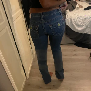 Blå lågmidjade bootcut true religion jeans - Säljer dessa då de är för korta i benen för mig som är 180. De är 86cm i innerbenslängd och passar stl S-M. True religion jeans i perfekt skick.