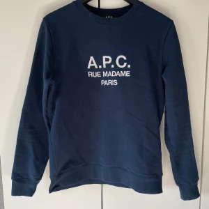 A.P.C tröja - Säljer nu denna asfeta A.P.C Rue Madame Paris tröjan😍 Storlek S, i nytt skick inga defekter! Priset ej hugget i sten! Skriv järna om du är intresserad!