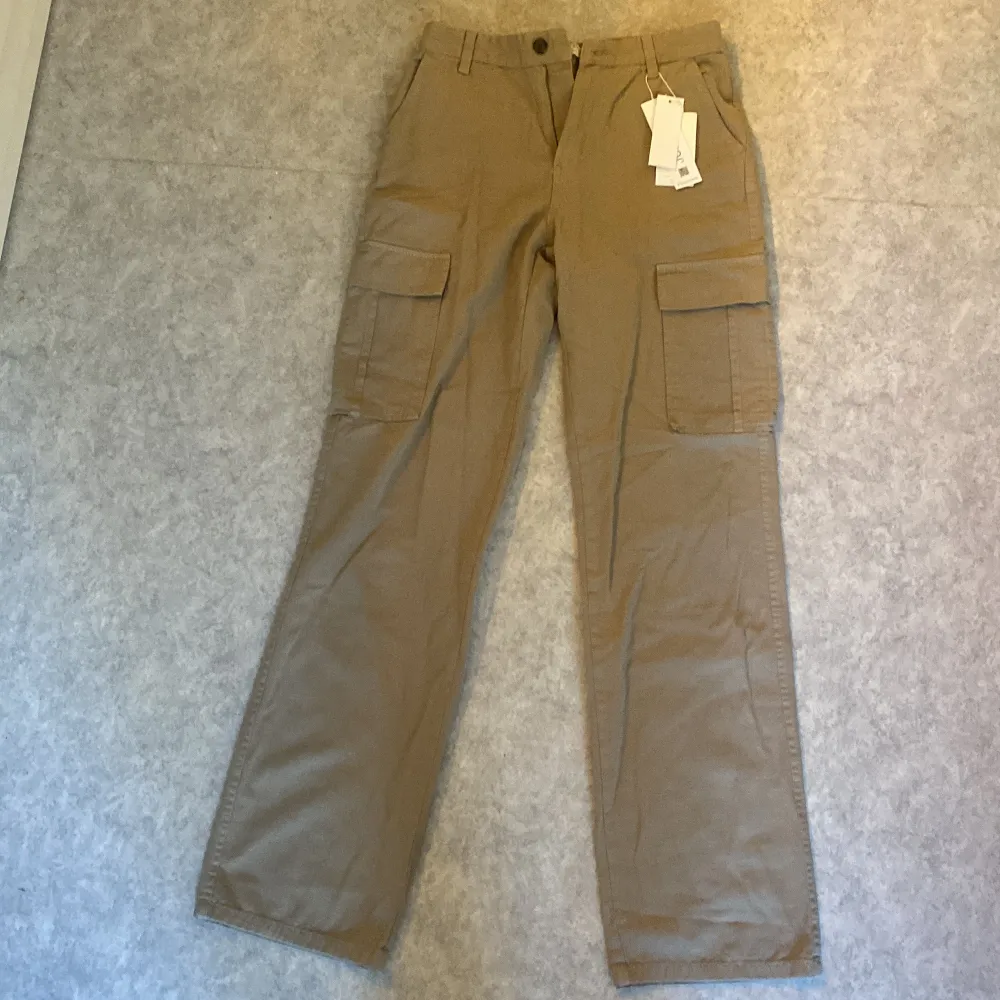 Ljusbeiga cargobyxor från ASOS, helt nya och endast testade. I modell ”petite”. . Farkut & Housut.