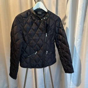 Snygg höst/vår jacka. - Super snygg vår/höst jacka. Storlek 36.