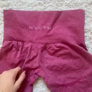 NVGTN tights i mörkrosa  Bra skick förutom hål i högra knät, se sista bild