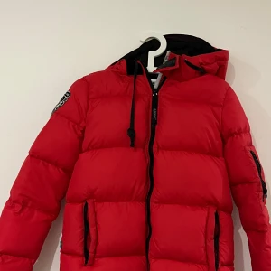 Oanvänd dbrand jacka  -  Helt oanvänd brand röd dbrand jacka, Super varm perfekt för vintern, jackan är i storlek s