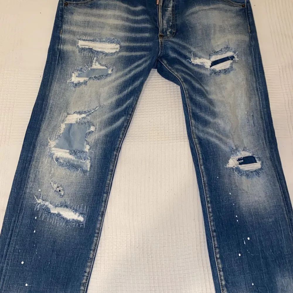 Helt nya dsquared2 jeans som är använda endast 2 gånger. Dessa Jeansen är väldigt fina och samlar på sig otroligt många komplimanger. Jeansen är storlek 50 villket mostvarar 34/32. Jeans & Byxor.