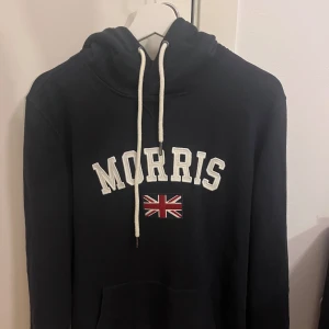 Morris hoodie - Hej, säljer nu denna superfina Morris hoodie i nyskick. Skriv gärna om ni har frågor eller lägg gärna prisförslag då priset inte är hugget i sten.
