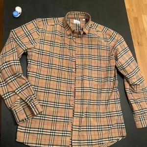 Burberry skjorta  - Helt ny Burberry skjorta storlek M kan även passa för L och köpt via NK Göteborg   priset är 7490 kr i Butiken   kvittot följar med på köpet  Så skicka DM via intresse 