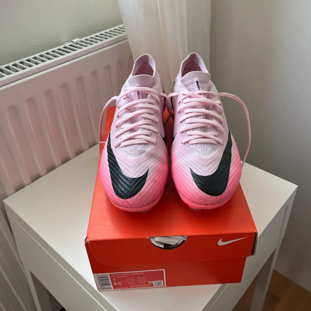 Nike air zoom mercurial vapor 15 pro fotbollsskor. Mycket bra skick då de endast använda två gånger. Storlek 40 men skulle säga att de är mindre i storleken då de va på gränsen för små för mig som vanligtvis bär storlek 39💕. Skor.