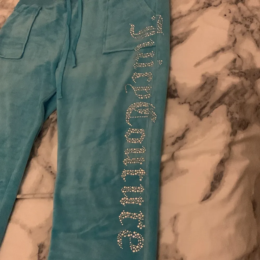 juicy couture old fashion style 2000s vinted Turkos blå sett byxor och kofta 🩵 Settet passar även som L då den är tight i storleken den är i bra skick och super bekväm. 😊🩵 . Övrigt.