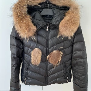 Hollies jacka - Super fin hollies vinterjacka, väldigt sparsamt använd Nypris: 3900