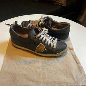Philippe Model strl 43 - Storlek 43  Lädret är i bra skick  Hål i sula därav priset  DUSTBAG FÅR MAN PÅ KÖPET  Storlek 43