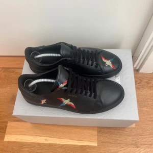 Axel Arigato skor - Arigato skor som använts sparsamt och är i väldigt bra skick.   Storlek 42