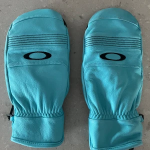 Läder Oakley handskar turkos (small) - Bra skick, syns lite användning på högra handskens grepp inte del.   Skick: 7 av 10  Kom med bud. 
