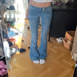 Lågmidjade blå jeans - Modellen VMSIGI LR DB button från vero Moda, köpta från Nelly i färgen medium blue denim. Defekter: sista bilden☺️ Nypris: 449kr Alla bilder är egna 🥰 Dm innan ni köper/för fler bilder och använd gärna köp nu💞