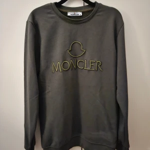 Moncler Sweatshirt - Använd vid 2 tillfällen. Riktigt bra material. Som ny, skick 10/10.  Billigare vid snabb affär!   Skickas inom 24h