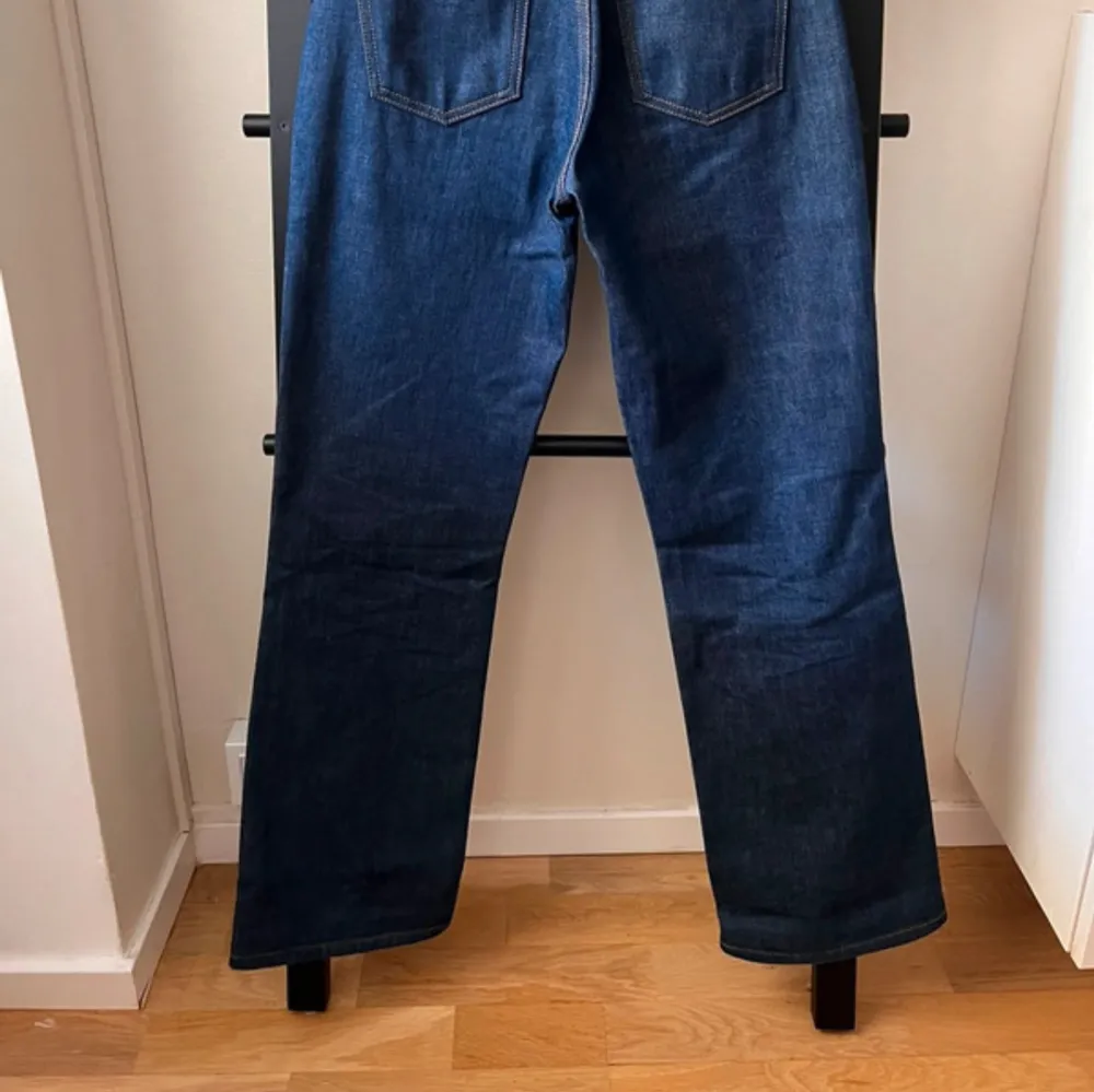 Acne Studios 1977 jeans in color Indigo Blue, size 27/32 - I am a normal size 25/26 (size S) and length 168 cm but as they are 100% cotton (raw denim). Regular fit, high waisted.  Used only a few times, in good condition.   . Jeans & Byxor.