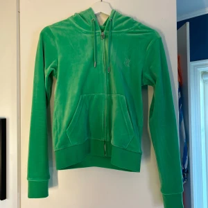 Juicy Couture tröja  - Grön Juicy Couture tröja i storlek S. Säljs för att den inte längre kommer till användning. Gott skick.