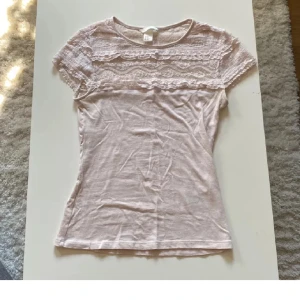 spets tröja - säljer för att den inte kommer till användning. storlek m men liten i storleken och passar även s. jag har inga fler bilder.  kom med prisförslag!!💘