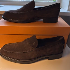 Tods loafers - Säljer ett par helt nya bruna tods  Endast provade  Låda dustbag ingår  Nypriset är 6000  Mitt pris 3500 Passar perfekt för alla som klär sig grish eller med kostym osv Hör av er vid frågor  Pris kan diskuteras 