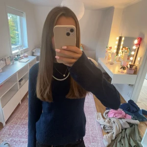 Marinblå stickad tröja ifrån HM - Fin stickad tröja ifrån hm 