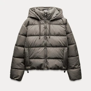 Vinterjacka från Zara - Säljer denna super snygga jacka från Zara som passar perfekt nu när det börjar bli vinter! Inga defekter och säljer pågrund av att den inte längre kommer till användning. 🩷