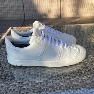 Valentino flycrew - Säljer nu mina valentino flycrews i storlek 43. Skorna är i bra skick men en nit saknas. Hör av er vid funderingar✌️