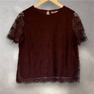 Vinröd topp - Strl S/M - Söt spetstopp. Vinröd i strl Medium, men skulle snarare säga att den passar en Small. Fint skick och inga direkta anmärkningar.