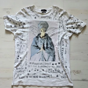 Ovanlig Alexander McQueen tshirt - Jättebra skick, inga defekter. Beställd från Grailed. Köpte den för 1200+frakt tull. Hör av dig vid frågor
