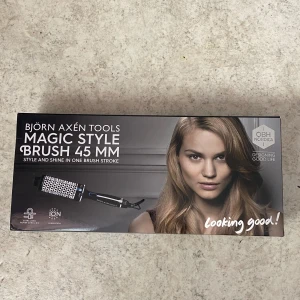 Björn Axén 45mm värmeborste - Originalförpackningen medföljs samt böckerna som kommer med originalet. Skicket är mycket bra/nästan nytt och har bara testat några gånger men fungerar tyvärr inte på mitt hår. Köpt för 519kr