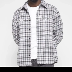 Maniere de Voir overshirt / jacka - Helt oanvänd. Stilren, mjukt och formbart material. Framhäver axlar. Perfekt till sommarkvällar och höstdagar. Strl M men nassar både L och S beroende på hur man vill att den sitter, samt kroppsform. Nypris 1200+ efter valuta/tull osv från UK