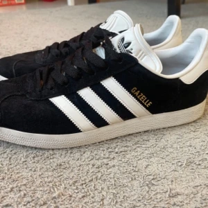 Adidas Gazelle skor  - Nyskick.  Vi hörs i dm min kompis:)