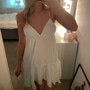 Vit klänning  - Från zara. Använts några få gånger, bra skick. Nypris 399💓