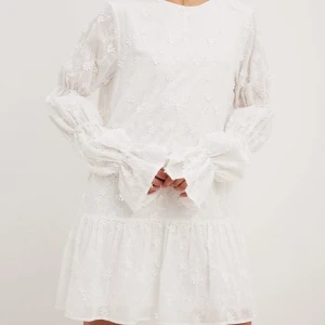 Na-Kd klänning - En skit fin klänning för studenten från Na-kd. Köpt här på Plick men har bara andvänt den en gång!