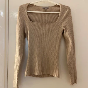 Långärmad beige tröja från H&M - Jag har använt den 1 gång, en tajt kvadrat formad tröja i väldigt bra skick!