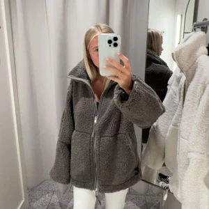 Trendig pile jacka H&M  - Slutsåld och jättepopulär pile jacka från h&m. Helt ny oanvänd med lapparna kvar.💞