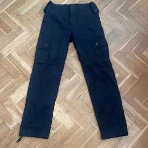 Straight leg svarta cargos - Straight leg, low waist 