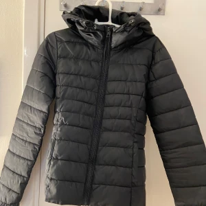 Dun jacka från Only - Jackan har bara använts några enstaka gånger, lite sliten.  