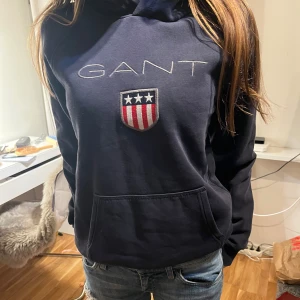 Gant hoodie - Mörk blå Gant hoodie i fint skick🤩💖