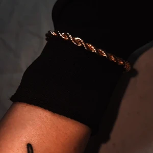 Cordell hals/armband guld - 18K guld plätterade smycken och , silver plätterade smycken av hög kvalite, detta smycke är inte till för bad eller dusch då det sliter på dol som allt annat. :)
