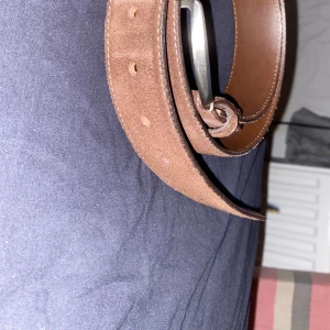 Mocka bälte - Ett super snyggt mocka bälte som är skick 10/10 och är nästan aldrig använd.