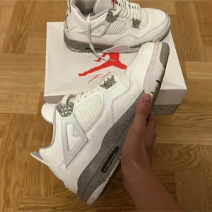 Jordan 4 white oreo - Säljer dom för dom är små. Tror dom är äkta. Har box. 10/10 skick