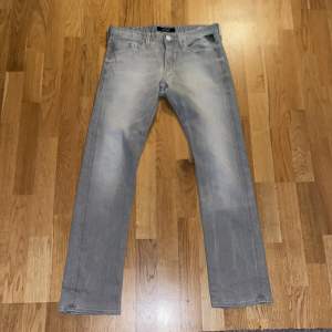 Här är ett par replay jeans - endast använda 2-3 gånger - alla slitningar är design - slim fit 