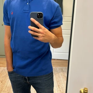 Ralph Lauren Piké  - Snygg Ralph Lauren Piké.   Premium vintage skick då den är felfri.  Storlek M men passar personen på bilden som är 177cm lång.  Priset är ej skrivet i sten.  Hör av er vid funderingar.