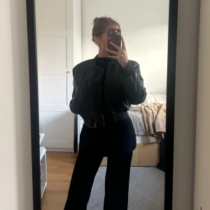 Bomber jacka  - Säljer mina bomber jacka från H&M i storlek XXS, den har bara används några fåtal gånger. Modellen på jackan ska se lite ”sliten” men den är ej de.💗