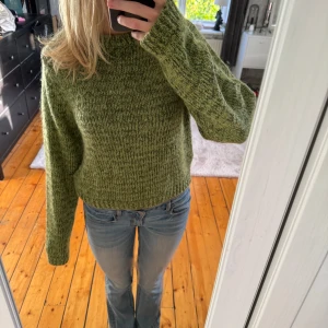 Stickad tröja - As cool grön stickad tröja som glittrar, har kvar lappen. Storlek S. Tryck köp nuuuu🥰🥰