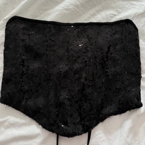 Korsett topp - En snygg korset topp som endast använts 1 gång. Har knytning baktill så man kan justera hur hårt den ska sitta. I väldigt bra skick.