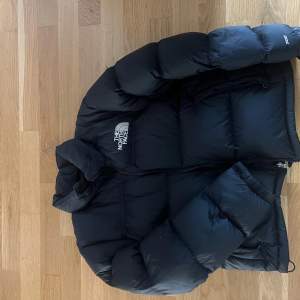 Säljer min north face pufferjacket. Super snygg, mysig och varm. Använd, men i gott skick. Inga defekter