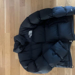 North face jacka - Säljer min north face pufferjacket. Super snygg, mysig och varm. Använd, men i gott skick. Inga defekter