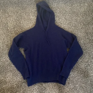 Carmes kashmirhoodie - Säljer min fräscha kashmirhooide från märket carmes | skick 8/10 | passar dig runt 165-173 | fraktas inom 12 h📦 | vid frågor tveka inte på att kontakta |