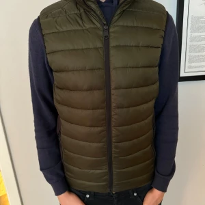 Calvin Clein väst - Tja, säljer en riktigt snygg Calvin Clein väst i strl XS men passar S. Modellen är 175cm och Nypris:1800kr mitt pris 899kr