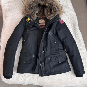 Parajumper jacka ung - Säljer denna parajumper jacka då den ej kom till användning. Storleken är för unga, motsvarar storlek 164 eller XS. Den är unisex så vem som kan ha den. 