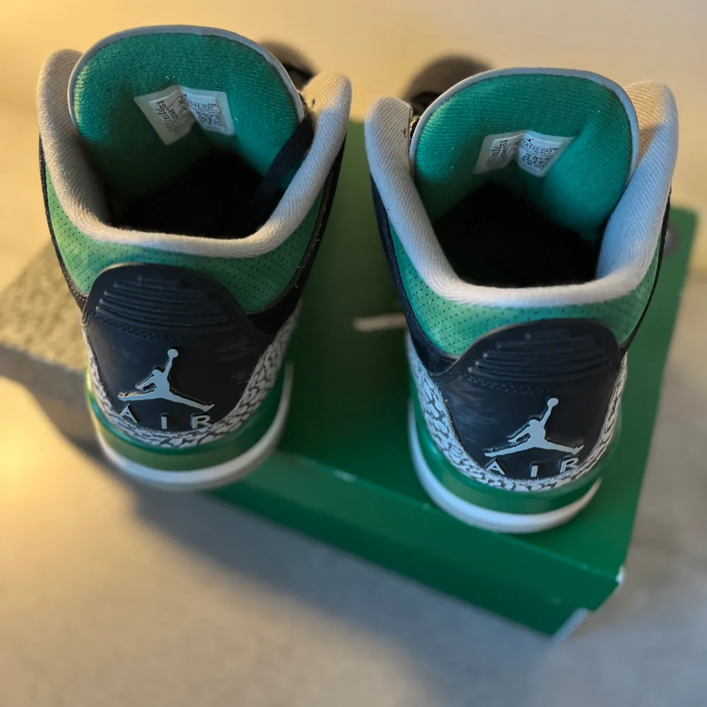 Jordan 3 pine green storlek 44, bra skick, Elefant mönstrad detalj runt skorna och kartong! Nypris 4000kr, Restocks verifierad!! FÖRST TILL KVARN SOM GÄLLER!. Skor.